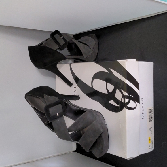 Like new Nine West size 5.5 gray/black strappy 4.5 stiletto pumps opened toe - Picture 4 of 8